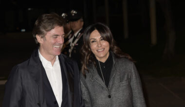 Sabrina Ferilli paparazzata a cena fuori con il marito e il figlio, la rarissima uscita di famiglia