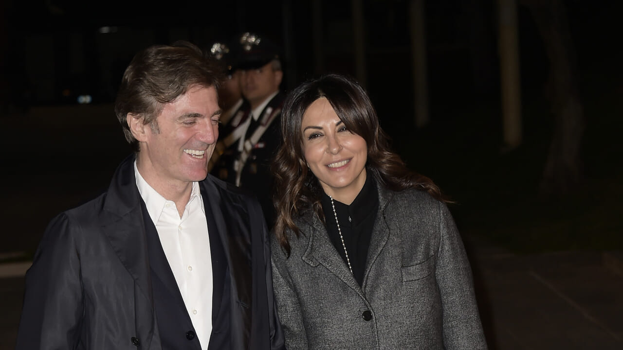 Sabrina Ferilli paparazzata a cena fuori con il marito e il figlio, la rarissima uscita di famiglia
