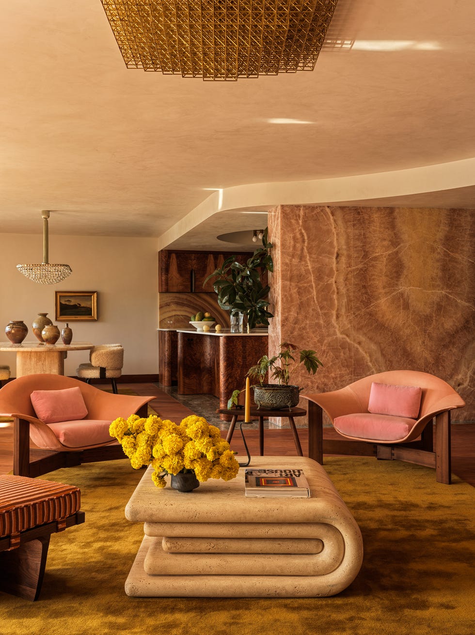 una casa sofisticada con paredes de madera y muebles modernos vintage