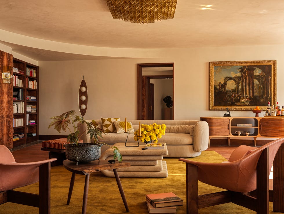 una casa sofisticada con paredes de madera y muebles modernos vintage