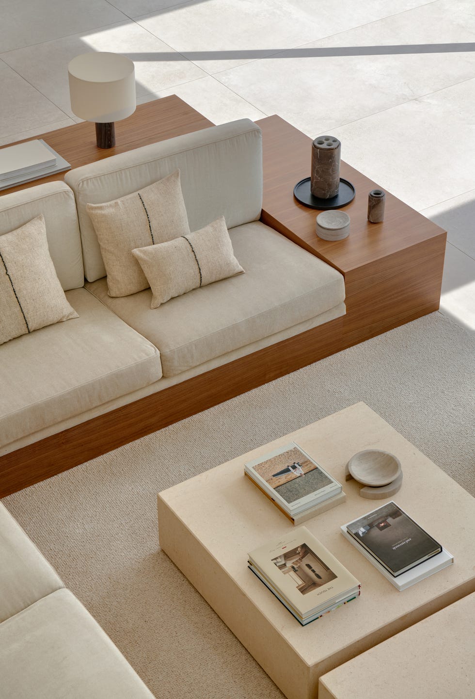 casa moderna con decoracion minimal en blanco y madera