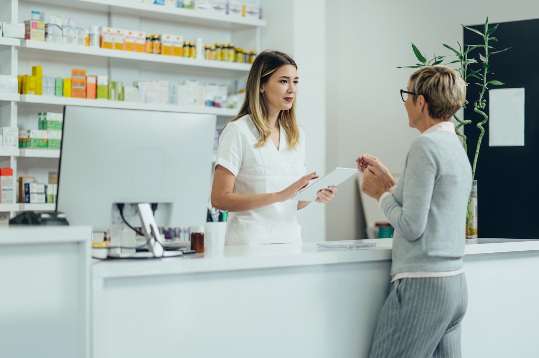 Una farmacista al lavoro in farmacia, al centro della nuova azione politica di Regione Lombardia: ora sarà possibile fare anche altri vaccini