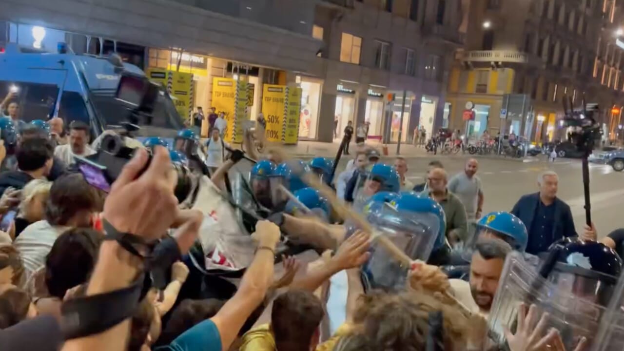 manifestanti cercano di sfondare il blocco della polizia