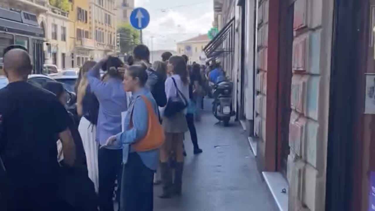 Primo casting per le comparse del film Il Diavolo Veste Prada 2 a Milano, lunga coda davanti a un ristorante