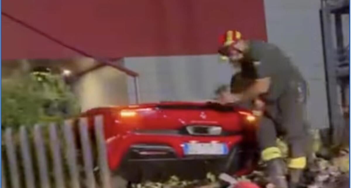 Ferrari 296 contro rotonda: quando 830 cavalli non bastano per girare a sinistra - News
