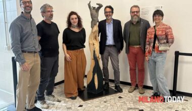 Davanti all'ingresso delle docce pubbliche di Milano è stata inaugurata una scultura