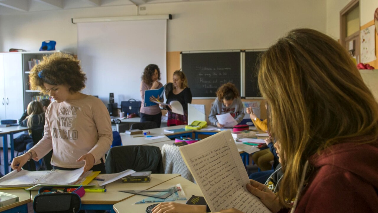 Il comune di Assago che si schiera contro il caro-scuola e regala libri di testo a tutti gli studenti
