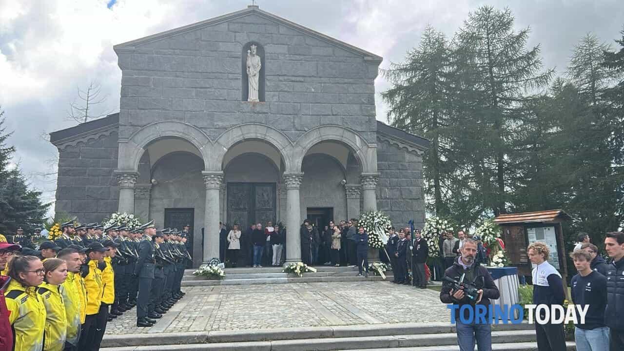 A Sestriere i funerali di Stato dello sciatore Matteo Franzoso, il ricordo di mamma Olga: "Sei il nostro eroe"