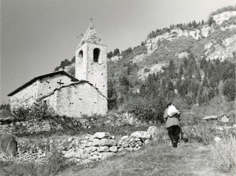 Flavio Faganello, Corniano, Mori, con la chiesa di Sant’Agata, 1968, Trento, Archivio fotografico storico provinciale