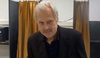 Elezioni regionali Marche, Vittorio Sgarbi al seggio per votare: le foto