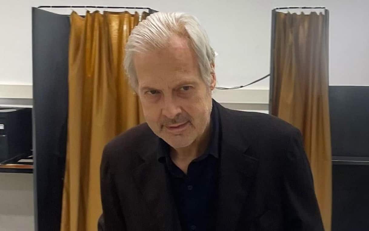 Elezioni regionali Marche, Vittorio Sgarbi al seggio per votare: le foto