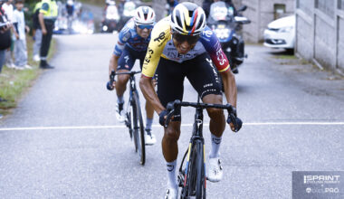 Vuelta, tappa bellissima mozzata dalla protesta. Vince Bernal