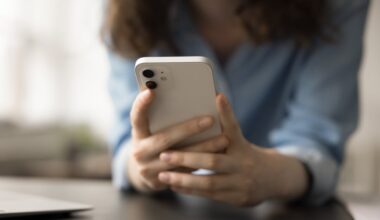 Stop al cellulare in classe, in alcune scuole il divieto vale anche per insegnanti e personale ATA