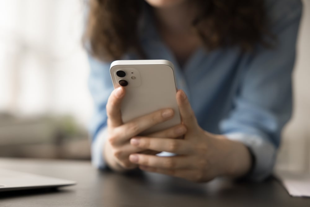 Stop al cellulare in classe, in alcune scuole il divieto vale anche per insegnanti e personale ATA
