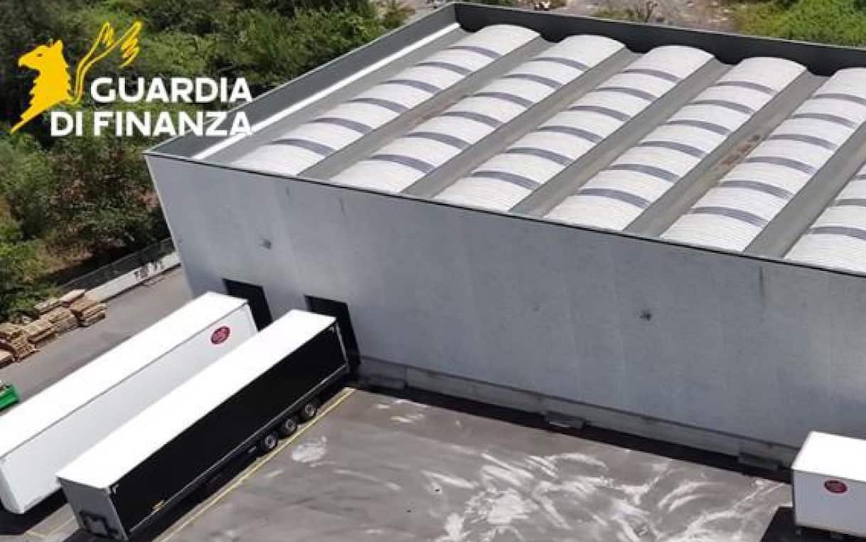 Frosinone, Gdf scopre in bunker una fabbrica clandestina di sigarette: sequestrate 300 tonnellate