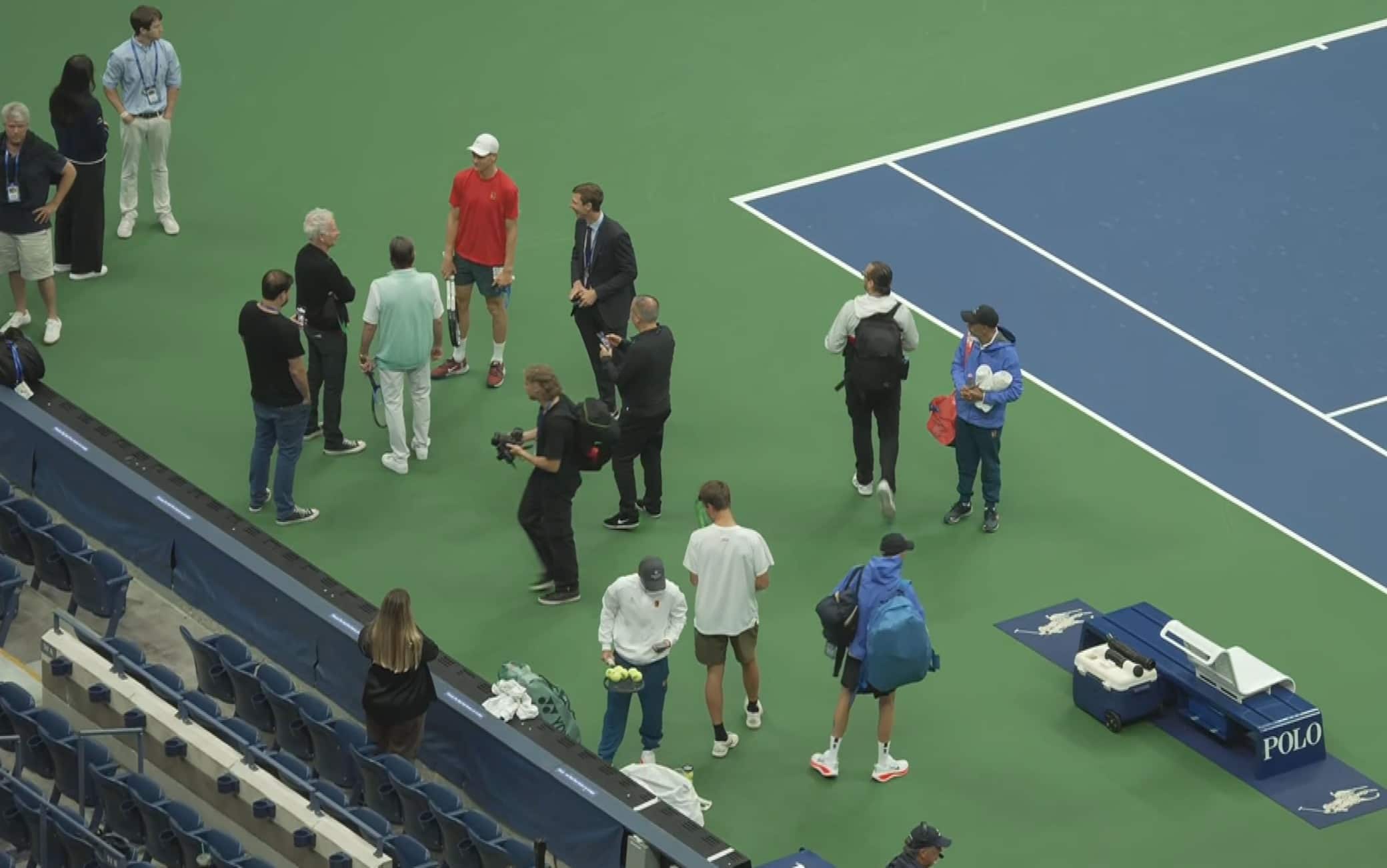 Tutto lo staff in campo con Jannik