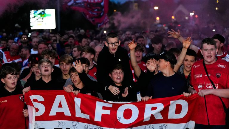I fan di Salford hanno protestato prima dello scontro con Wakefield