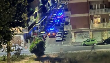 Spari a Ostia da auto in corsa, caccia all'uomo in via Forni
