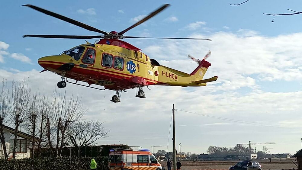 Auto fuori strada dopo un inseguimento con i carabinieri, un morto e un ferito grave