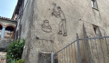 "Un Banksy a Sugano. Le opere d'arte che continuano a spuntare sulle case del borgo diventano un caso internazionale"