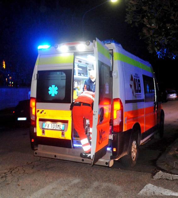 Incidente in tangenziale: esce dall’auto, viene investito e muore