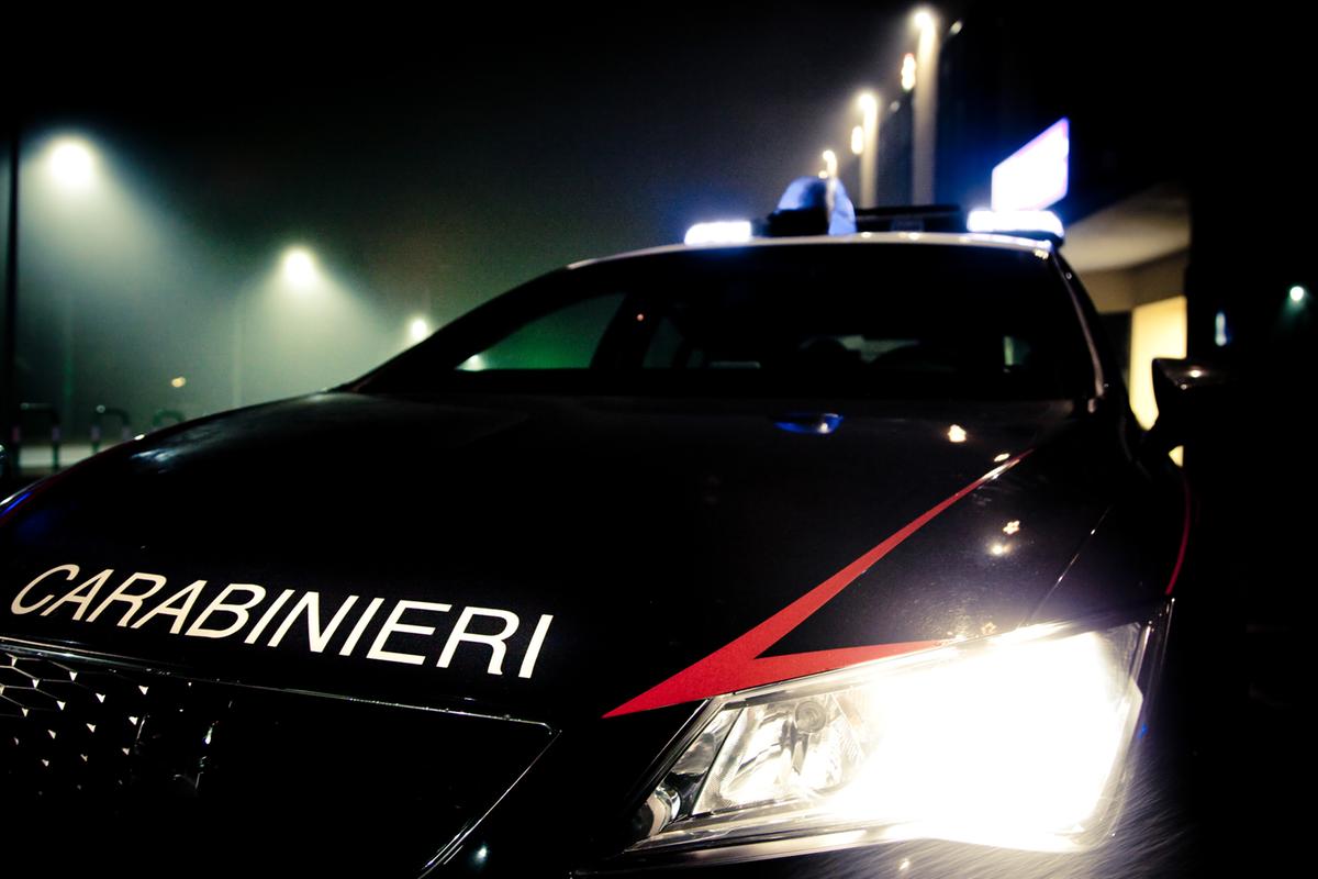 lui picchiato e rapinato, lei trascinata con forza e violentata