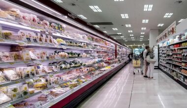 Spesa, italiani attenti al risparmio acquistando l'indispensabile: è l’era del deconsumismo. I dati