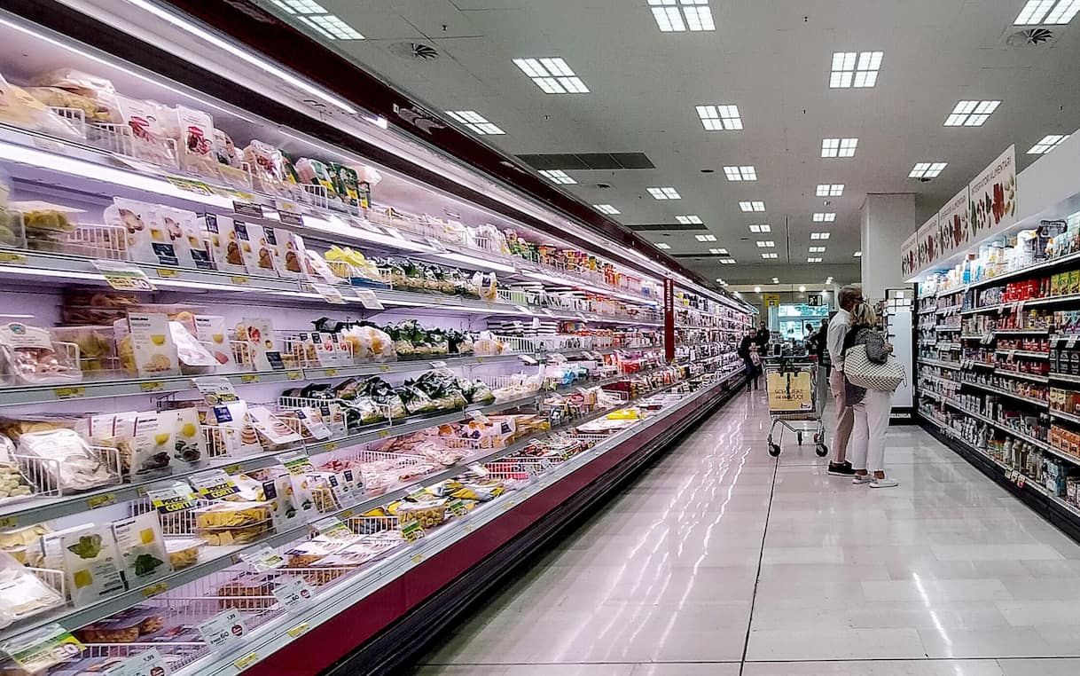 Spesa, italiani attenti al risparmio acquistando l'indispensabile: è l’era del deconsumismo. I dati