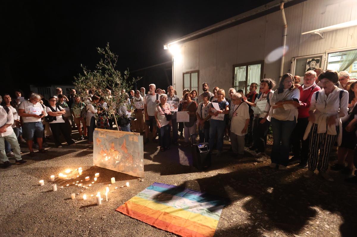 La lunga notte della pace, dalla Piagge a San Miniato. Un fiume di gente attraversa Firenze per vedere l’alba di un nuovo giorno