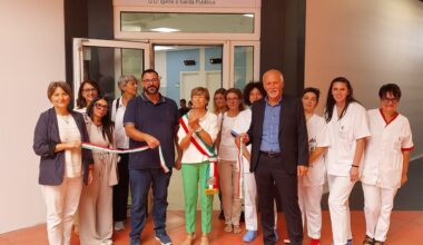 Taglio del nastro per i nuovi ambulatori per le vaccinazioni pediatriche e l'igiene pubblica