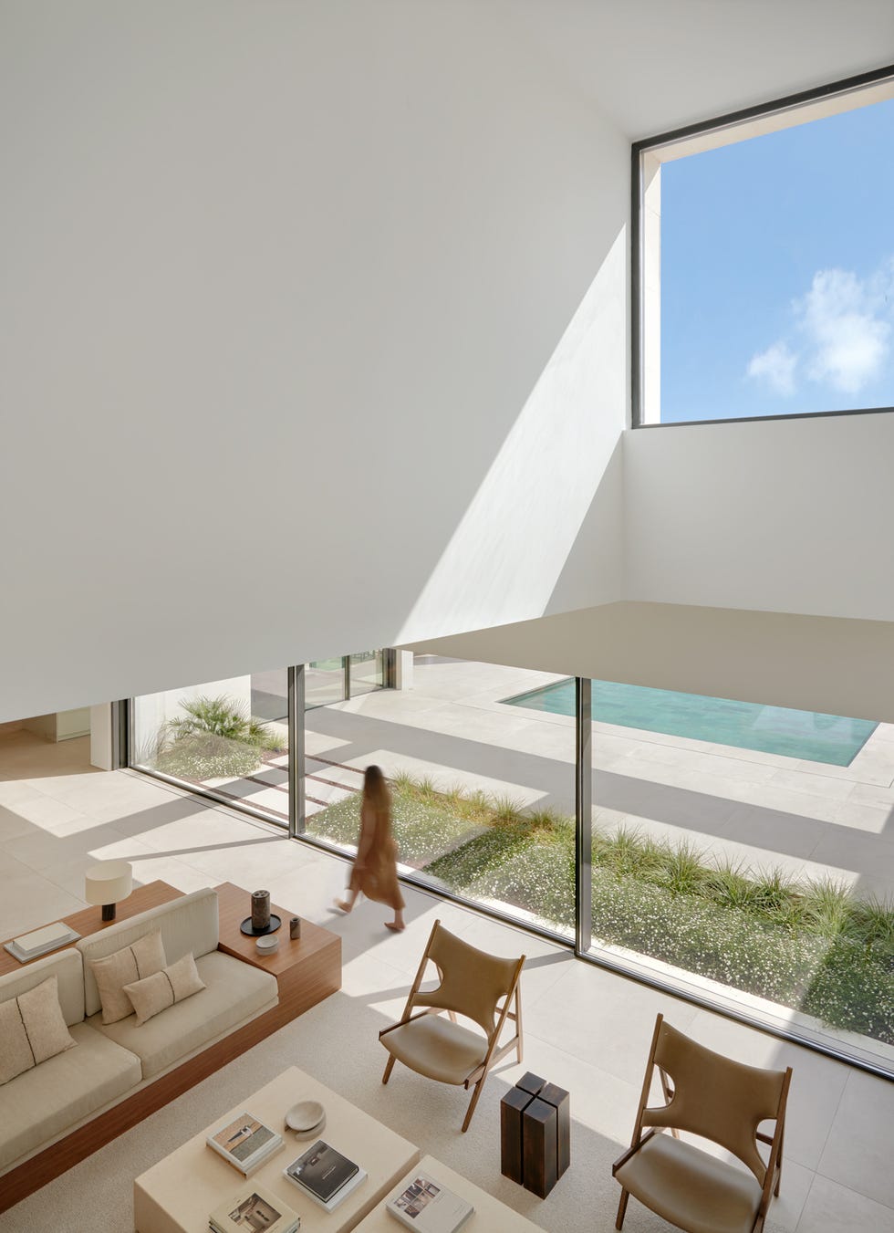 casa moderna con decoracion minimal en blanco y madera