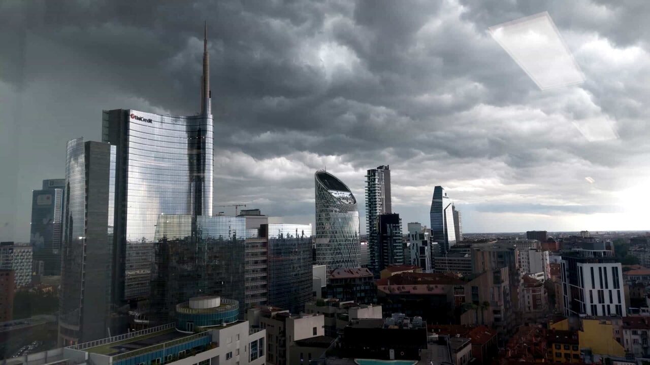 Ancora maltempo a Milano, previsti temporali forti: scatta l'allerta meteo