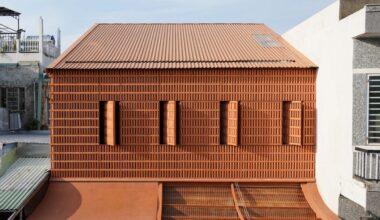 Una casa multigenerazionale in terracotta