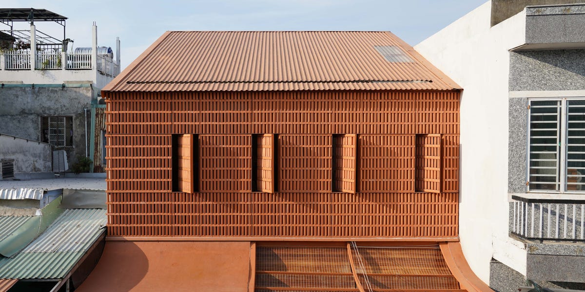 Una casa multigenerazionale in terracotta