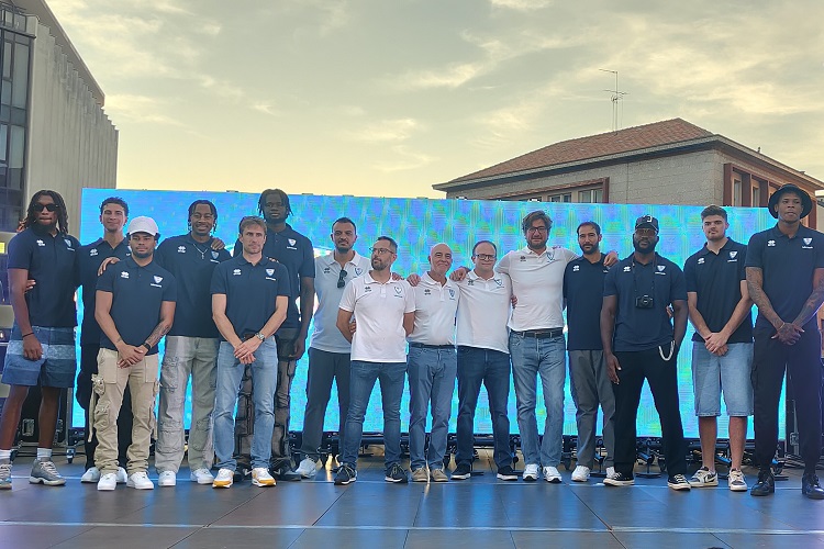 Tifosi canturini fedeli, in tanti a scoprire la nuova versione del team