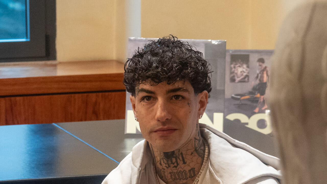Tony Effe indagato per una rissa fuori da una discoteca