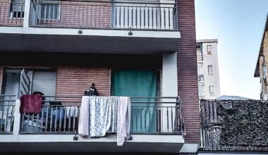 Torino, bambino di 4 anni cade dal balcone: è in gravi condizioni