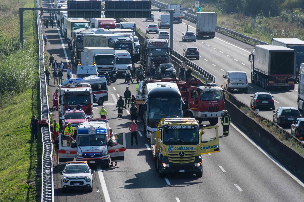 furgone tampona pullman di turisti, bolognese muore a 40 anni. Due i feriti 