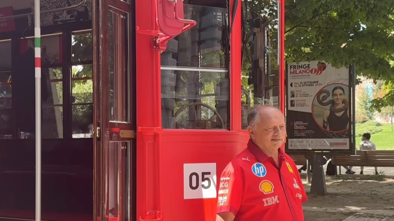 Per le strade di Milano è passato un tram Ferrari (e qualcuno ci è anche salito)