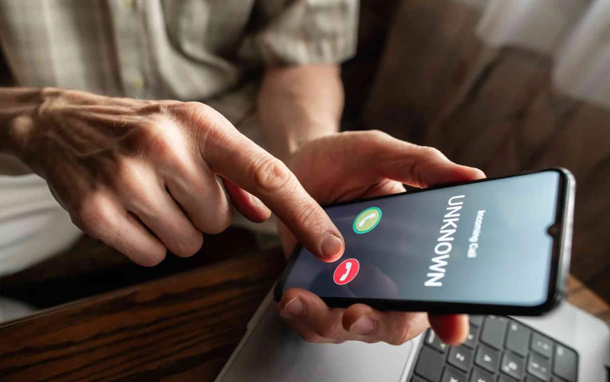 Truffe telefoniche, attenzione alle chiamate con prefisso +49 e +39: come difendersi