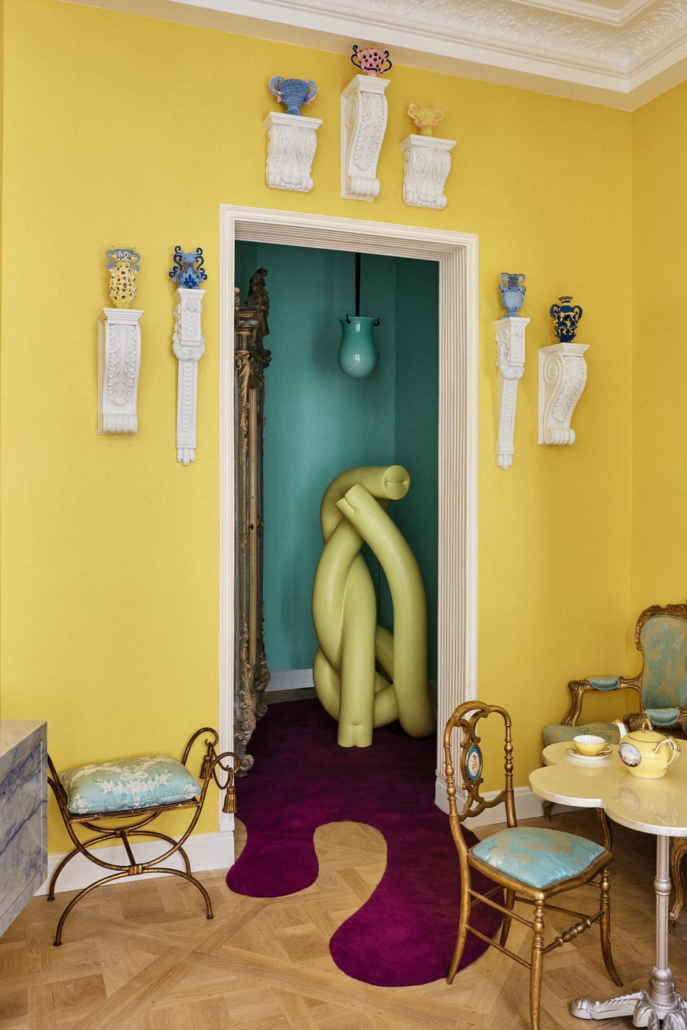 casa del disenador de moda eli mizrahi en paris esta es un edificio haussmanniano y es un alarde de texturas, colores y piezas esculturales