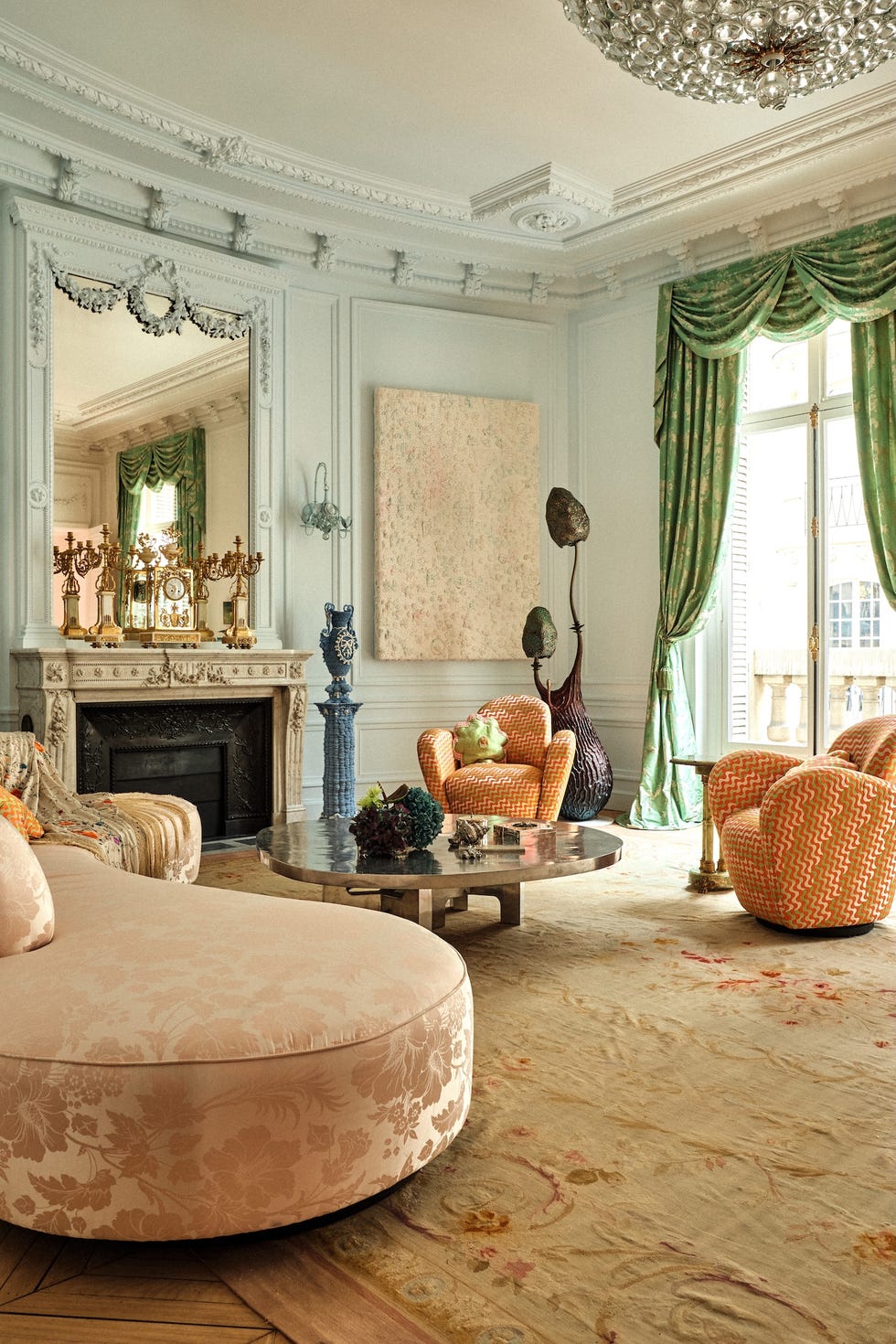 casa del disenador de moda eli mizrahi en paris esta es un edificio haussmanniano y es un alarde de texturas, colores y piezas esculturales