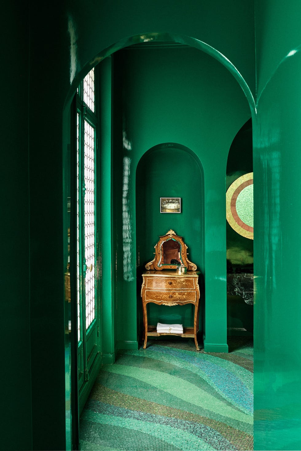 casa del disenador de moda eli mizrahi en paris esta es un edificio haussmanniano y es un alarde de texturas, colores y piezas esculturales