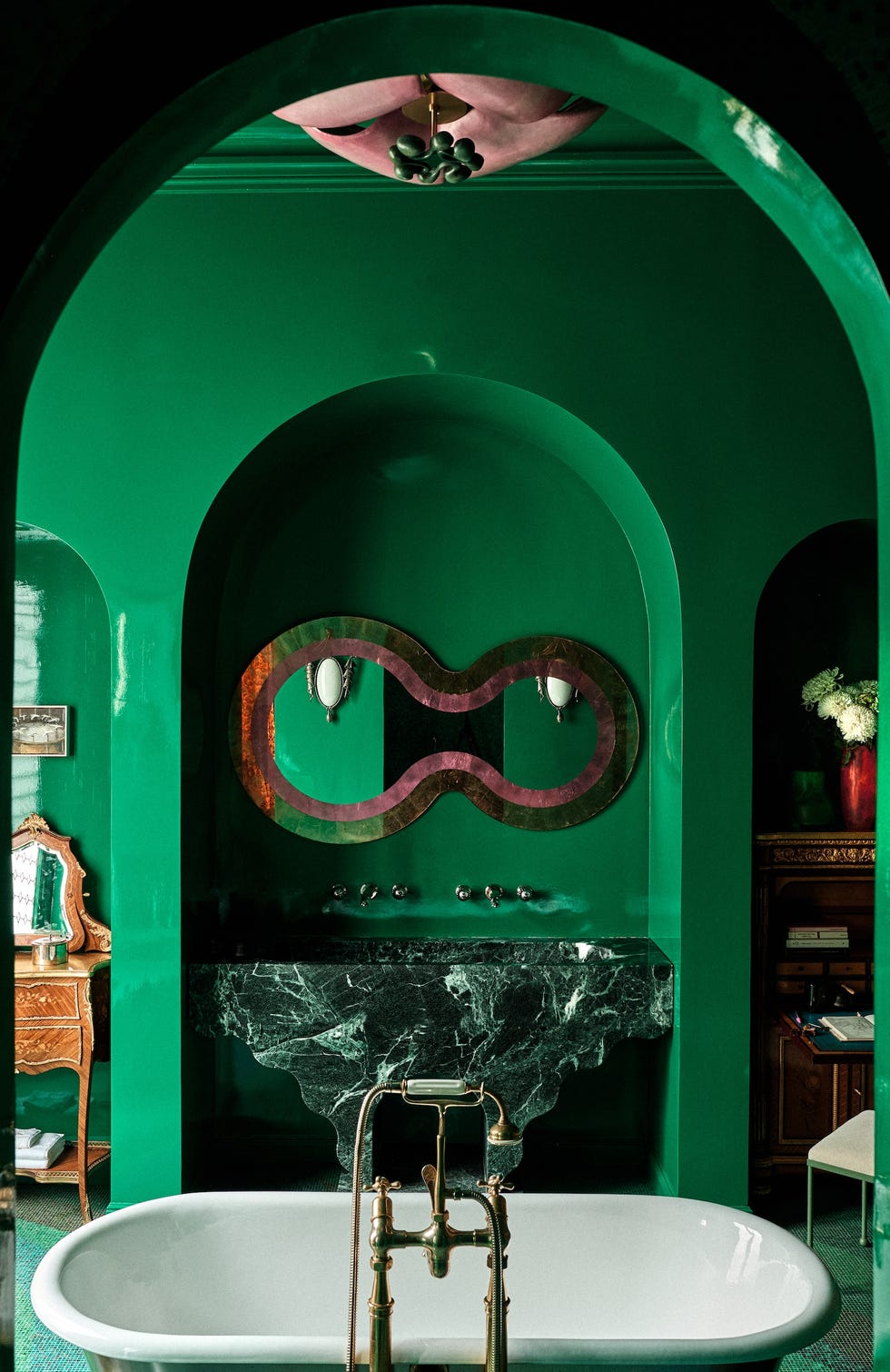 casa del disenador de moda eli mizrahi en paris esta es un edificio haussmanniano y es un alarde de texturas, colores y piezas esculturales