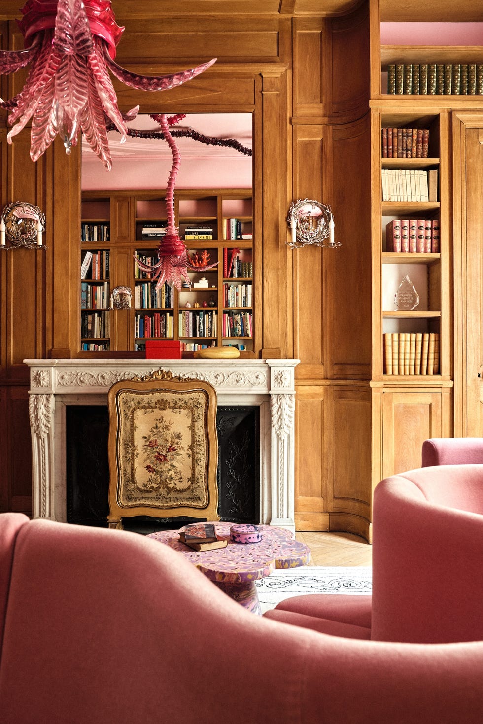 casa del disenador de moda eli mizrahi en paris esta es un edificio haussmanniano y es un alarde de texturas, colores y piezas esculturales