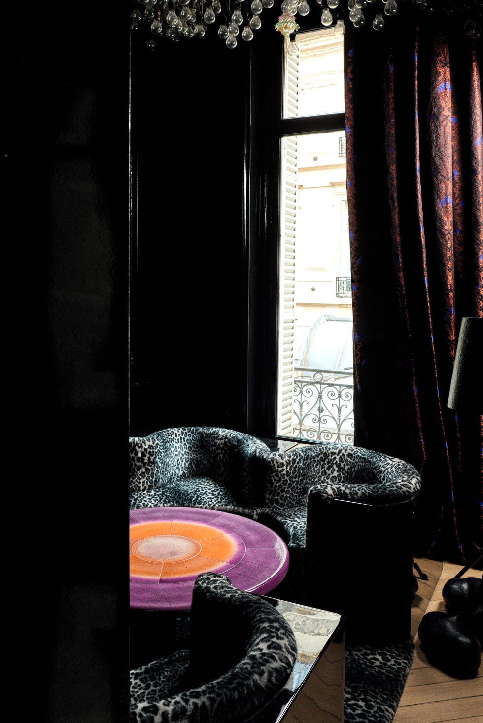 casa del disenador de moda eli mizrahi en paris esta es un edificio haussmanniano y es un alarde de texturas, colores y piezas esculturales