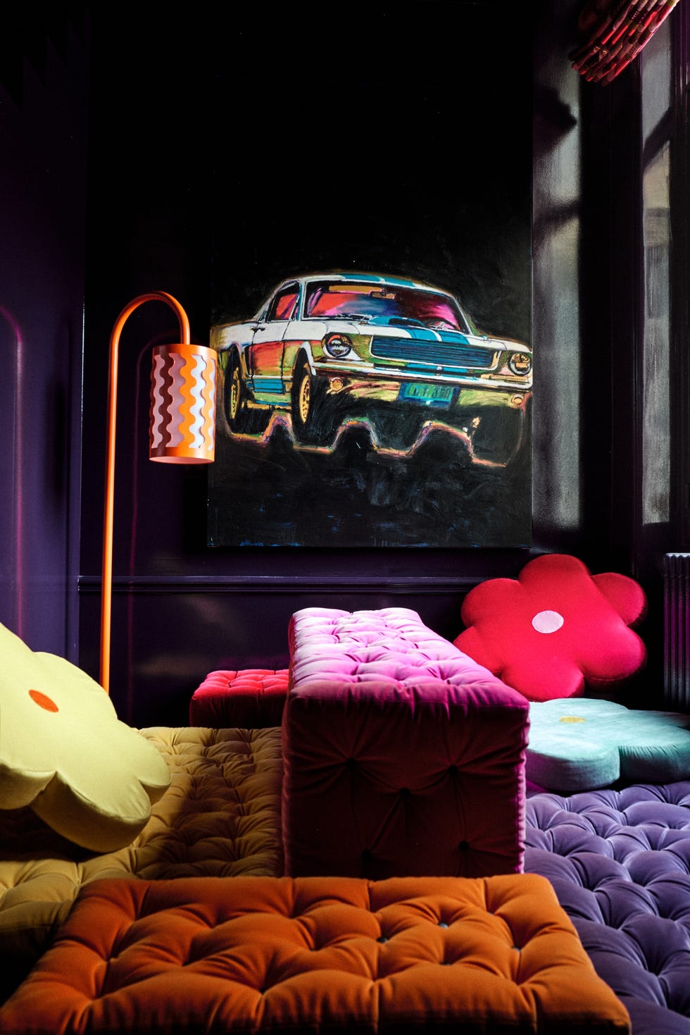 casa del disenador de moda eli mizrahi en paris esta es un edificio haussmanniano y es un alarde de texturas, colores y piezas esculturales