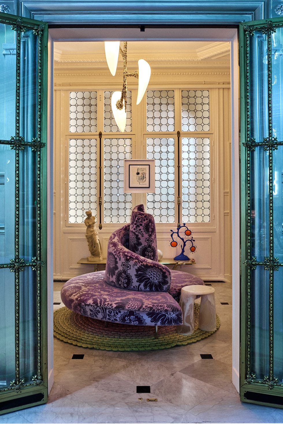 casa del disenador de moda eli mizrahi en paris esta es un edificio haussmanniano y es un alarde de texturas, colores y piezas esculturales