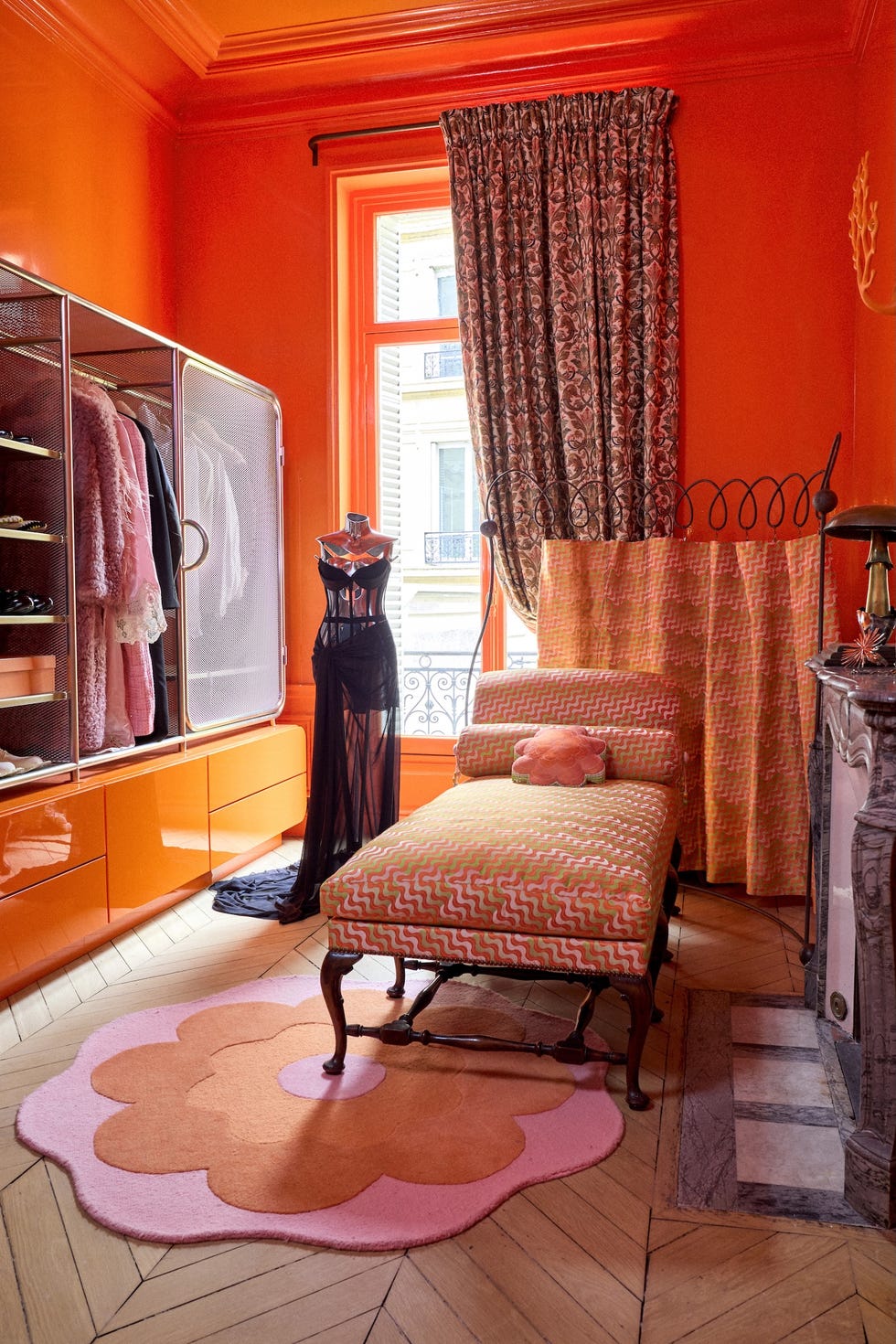 casa del disenador de moda eli mizrahi en paris esta es un edificio haussmanniano y es un alarde de texturas, colores y piezas esculturales