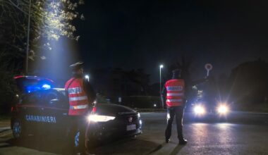 Muore dopo il malore al Pilastro, i figli aggrediscono i sanitari con calci e pugni: due arresti
